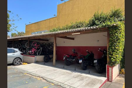 Apartamento para alugar com 135m², 4 quartos e 2 vagas Apartamento para alugar com 135m², 4 quartos e 2 vagasÁrea comum - Bicicletário e estacionamento coberto para motos