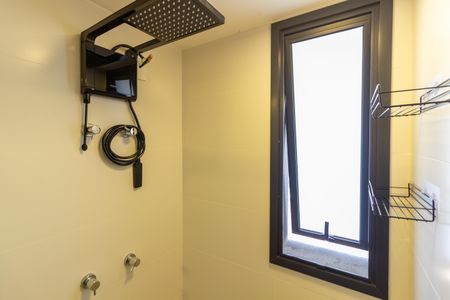 Banheiro de kitnet/studio à venda com 1 quarto, 28m² em Pinheiros, São Paulo