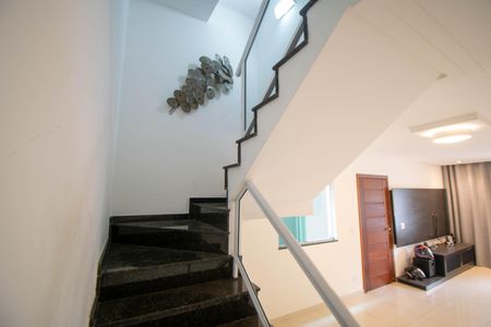 Casa à venda com 300m², 5 quartos e 7 vagasEscada