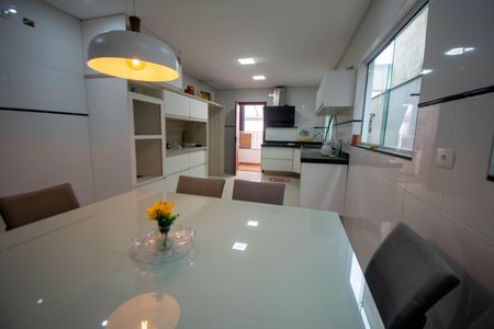 Casa à venda com 300m², 5 quartos e 7 vagasCozinha