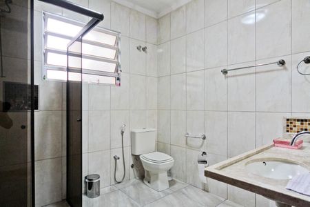 Casa à venda com 214m², 4 quartos e 5 vagasBanheiro 