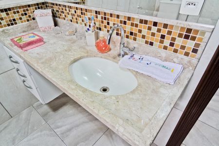 Casa à venda com 214m², 4 quartos e 5 vagasBanheiro 