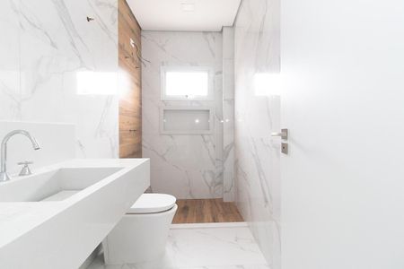 Casa para alugar com 400m², 4 quartos e 8 vagasBanheiro Social