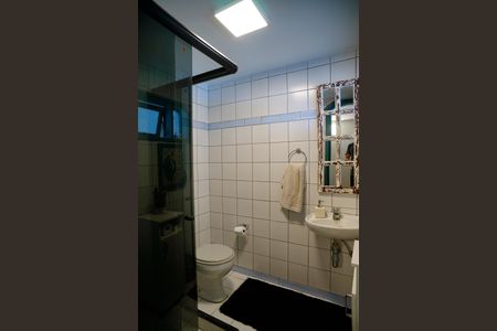 Casa de condomínio à venda com 860m², 4 quartos e 3 vagas Casa de condomínio à venda com 860m², 4 quartos e 3 vagasBanheiro de Serviço