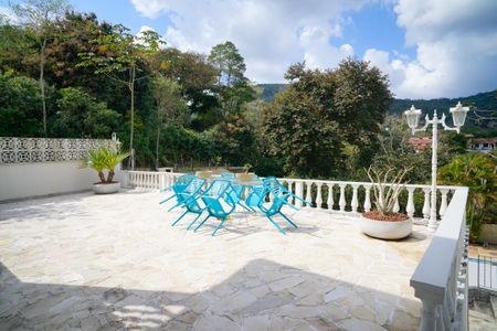 Casa de condomínio à venda com 860m², 4 quartos e 3 vagas Casa de condomínio à venda com 860m², 4 quartos e 3 vagasQuintal