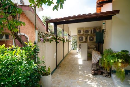 Casa de condomínio à venda com 860m², 4 quartos e 3 vagas Casa de condomínio à venda com 860m², 4 quartos e 3 vagasGaragem