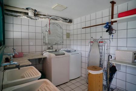 Casa de condomínio à venda com 860m², 4 quartos e 3 vagas Casa de condomínio à venda com 860m², 4 quartos e 3 vagasÁrea de Serviço