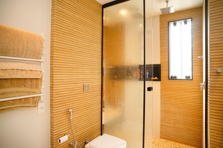 Casa de condomínio à venda com 860m², 4 quartos e 3 vagas Casa de condomínio à venda com 860m², 4 quartos e 3 vagasBanheiro da Suíte 1