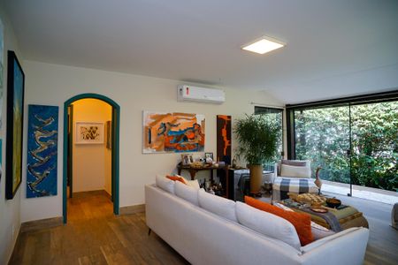 Sala de casa de condomínio à venda com 4 quartos, 860m² em Pendotiba, Niterói