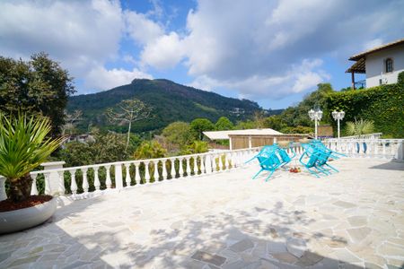 Casa de condomínio à venda com 860m², 4 quartos e 3 vagas Casa de condomínio à venda com 860m², 4 quartos e 3 vagasQuintal