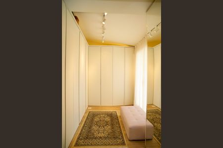 Casa de condomínio à venda com 860m², 4 quartos e 3 vagas Casa de condomínio à venda com 860m², 4 quartos e 3 vagasCloset da suíte 1