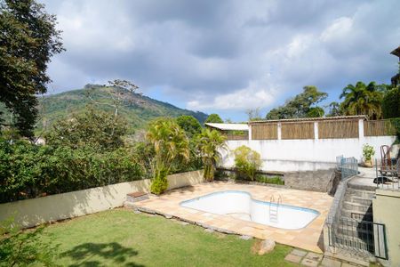 Casa de condomínio à venda com 860m², 4 quartos e 3 vagas Casa de condomínio à venda com 860m², 4 quartos e 3 vagasQuintal