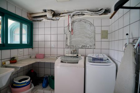 Casa de condomínio à venda com 860m², 4 quartos e 3 vagas Casa de condomínio à venda com 860m², 4 quartos e 3 vagasÁrea de Serviço