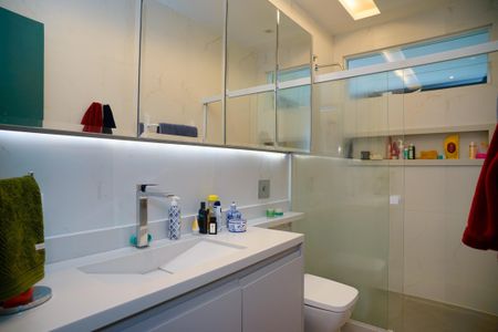 Casa de condomínio à venda com 860m², 4 quartos e 3 vagas Casa de condomínio à venda com 860m², 4 quartos e 3 vagasBanheiro Social