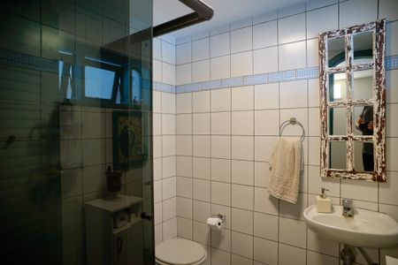 Casa de condomínio à venda com 860m², 4 quartos e 3 vagas Casa de condomínio à venda com 860m², 4 quartos e 3 vagasBanheiro de Serviço