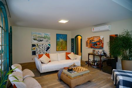 Casa de condomínio à venda com 860m², 4 quartos e 3 vagas Casa de condomínio à venda com 860m², 4 quartos e 3 vagasSala