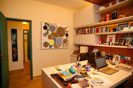 Casa de condomínio à venda com 860m², 4 quartos e 3 vagas Casa de condomínio à venda com 860m², 4 quartos e 3 vagasQuarto 2