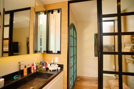 Casa de condomínio à venda com 860m², 4 quartos e 3 vagas Casa de condomínio à venda com 860m², 4 quartos e 3 vagasBanheiro da Suíte 1