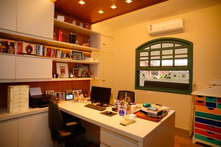 Casa de condomínio à venda com 860m², 4 quartos e 3 vagas Casa de condomínio à venda com 860m², 4 quartos e 3 vagasQuarto 2