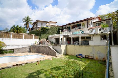 Casa de condomínio à venda com 860m², 4 quartos e 3 vagas Casa de condomínio à venda com 860m², 4 quartos e 3 vagasQuintal