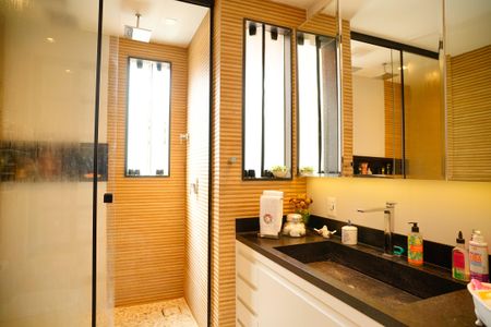 Casa de condomínio à venda com 860m², 4 quartos e 3 vagas Casa de condomínio à venda com 860m², 4 quartos e 3 vagasBanheiro da Suíte 1