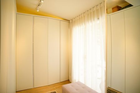 Casa de condomínio à venda com 860m², 4 quartos e 3 vagas Casa de condomínio à venda com 860m², 4 quartos e 3 vagasCloset da suíte 1