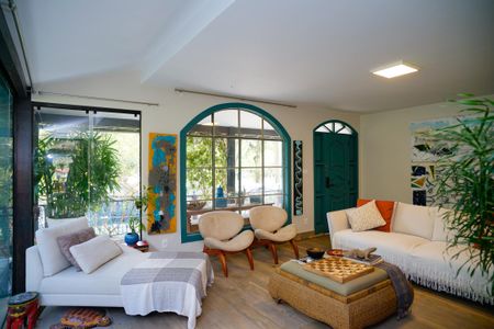 Sala de casa de condomínio à venda com 4 quartos, 860m² em Pendotiba, Niterói