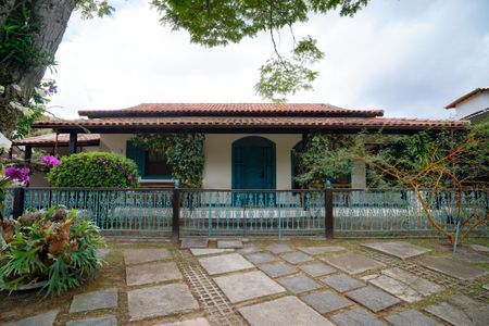 Casa de condomínio à venda com 860m², 4 quartos e 3 vagas Casa de condomínio à venda com 860m², 4 quartos e 3 vagasFachada