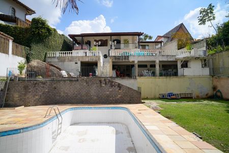Casa de condomínio à venda com 860m², 4 quartos e 3 vagas Casa de condomínio à venda com 860m², 4 quartos e 3 vagasPiscina