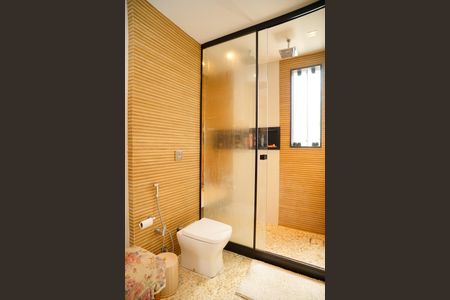 Casa de condomínio à venda com 860m², 4 quartos e 3 vagas Casa de condomínio à venda com 860m², 4 quartos e 3 vagasBanheiro da Suíte 1