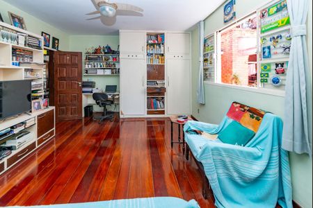 Casa à venda com 352m², 5 quartos e 6 vagasSuíte 2