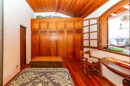 Casa à venda com 352m², 5 quartos e 6 vagasSuíte 4