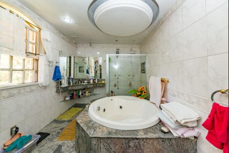 Casa à venda com 352m², 5 quartos e 6 vagasBanheiro da Suíte 1