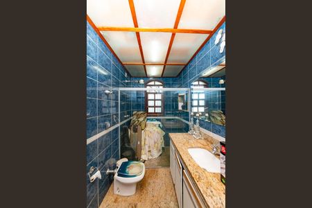 Casa à venda com 352m², 5 quartos e 6 vagasBanheiro da Suíte 4