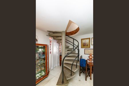 Casa à venda com 352m², 5 quartos e 6 vagasEscada