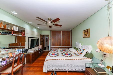 Casa à venda com 352m², 5 quartos e 6 vagasSuíte 1