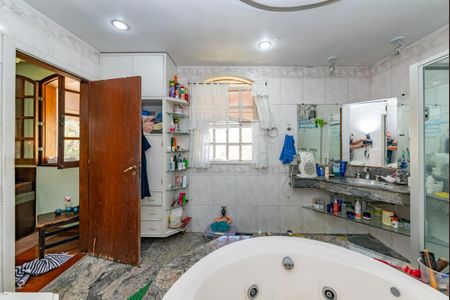 Casa à venda com 352m², 5 quartos e 6 vagasBanheiro da Suíte 1