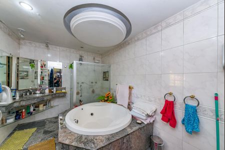 Casa à venda com 352m², 5 quartos e 6 vagasBanheiro da Suíte 1