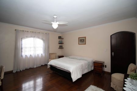 Casa à venda com 292m², 3 quartos e 6 vagas Casa à venda com 292m², 3 quartos e 6 vagasQuarto