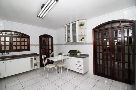 Casa à venda com 292m², 3 quartos e 6 vagas Casa à venda com 292m², 3 quartos e 6 vagasCozinha - Armários