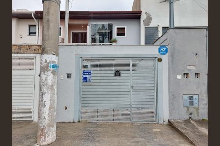 Casa à venda com 147m², 3 quartos e 2 vagas Casa à venda com 147m², 3 quartos e 2 vagasFachada