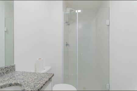 Banheiro de kitnet/studio para alugar com 1 quarto, 25m² em Liberdade, São Paulo