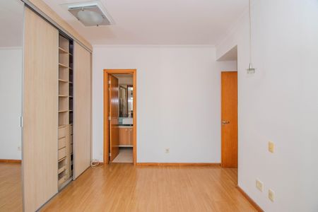 Apartamento à venda com 113m², 4 quartos e 2 vagas Apartamento à venda com 113m², 4 quartos e 2 vagasSuíte