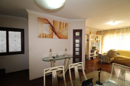 Casa à venda com 169m², 4 quartos e 3 vagasSala