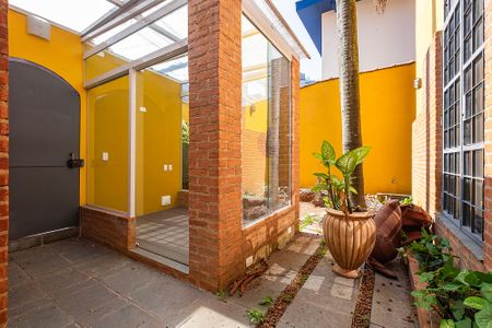 Casa à venda com 191m², 5 quartos e 2 vagas Casa à venda com 191m², 5 quartos e 2 vagasQuintal