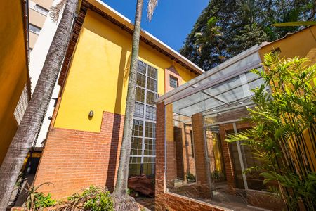 Casa à venda com 191m², 5 quartos e 2 vagas Casa à venda com 191m², 5 quartos e 2 vagasFachada