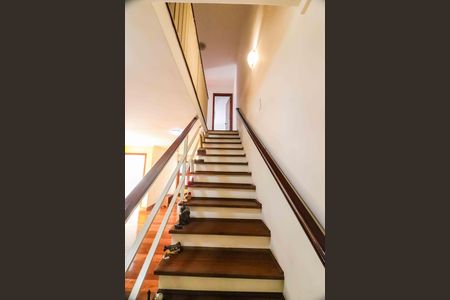 Casa à venda com 138m², 4 quartos e 2 vagasEscadas