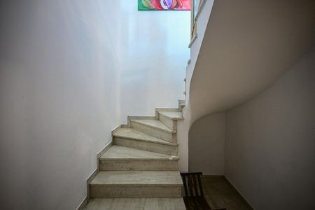 Casa à venda com 250m², 5 quartos e 3 vagasEscada