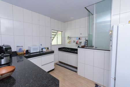 Casa à venda com 300m², 4 quartos e 2 vagasCasa 2 - Cozinha