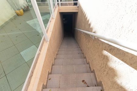 Casa à venda com 70m², 2 quartos e 2 vagasEscada do estacionamento